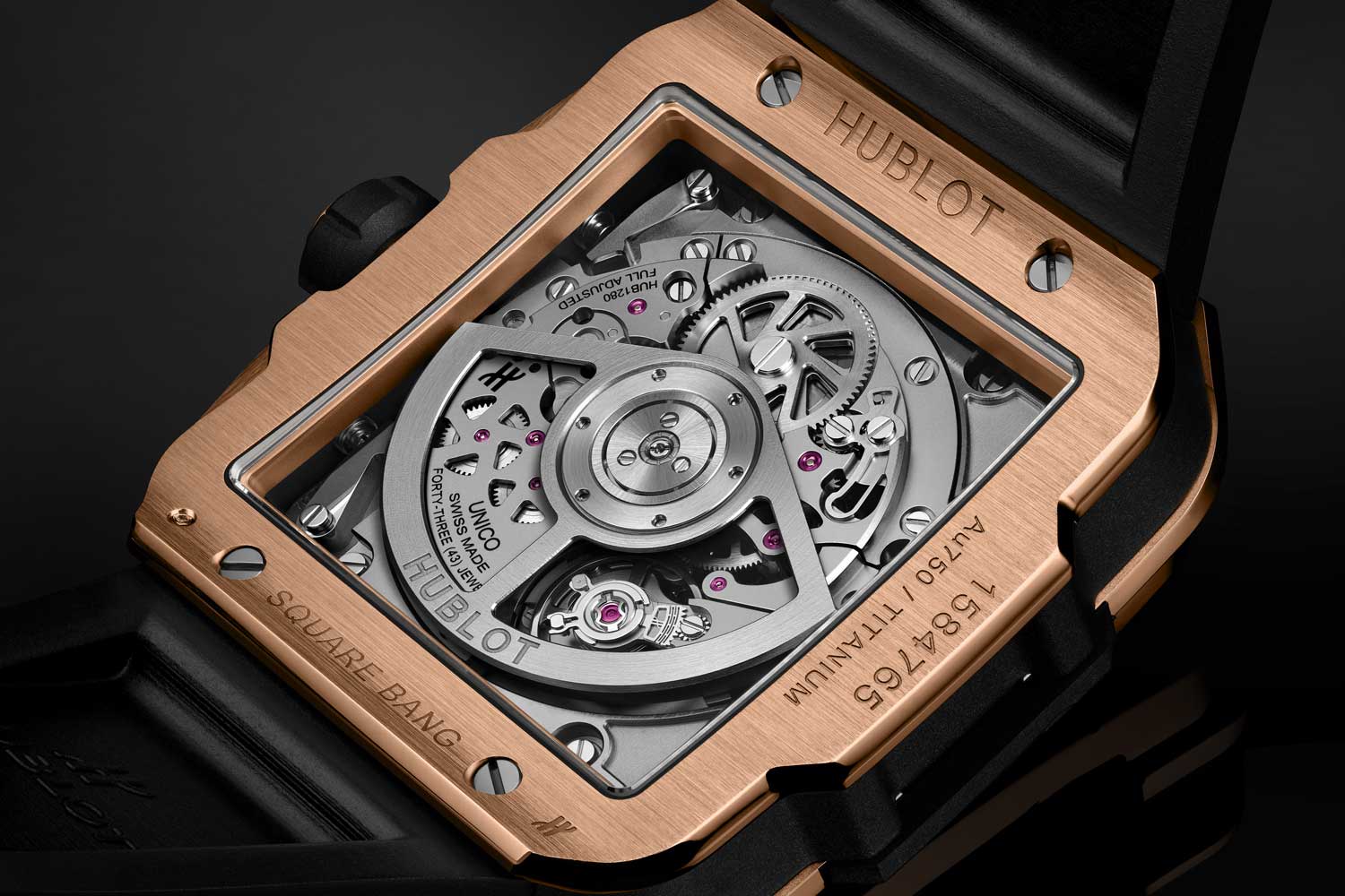 A round movement in a square case, the HUB 1280