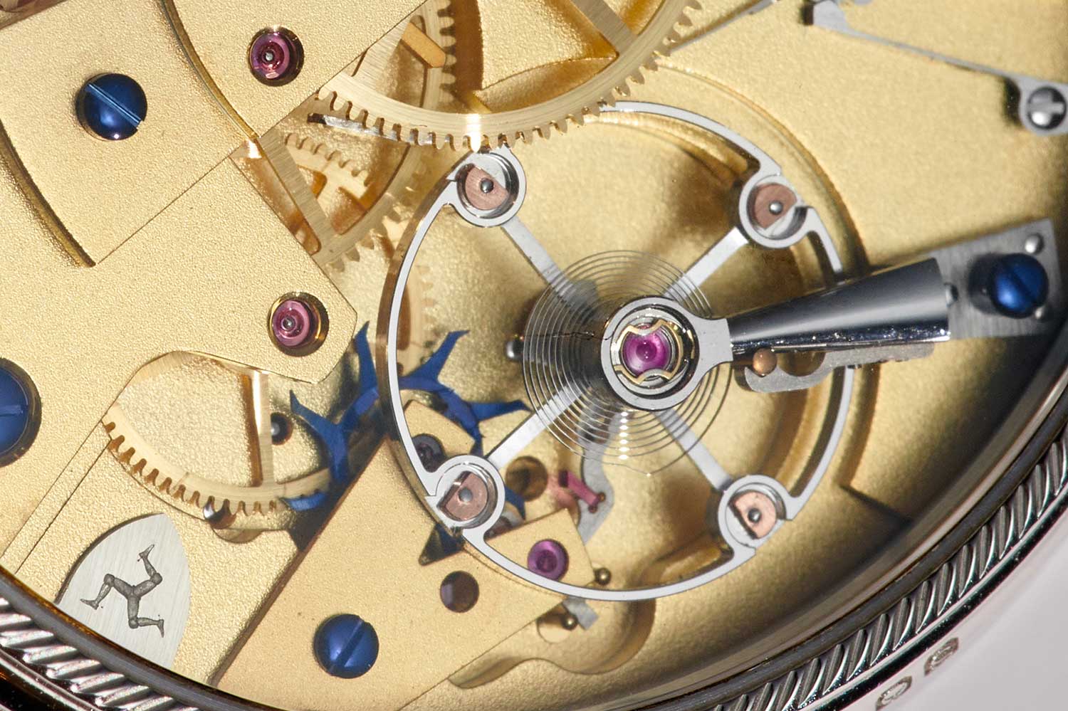 The movement is equipped with a single-wheel Co-Axial escapement that was refined by Roger Smith to enhance concentricity while reducing inertia