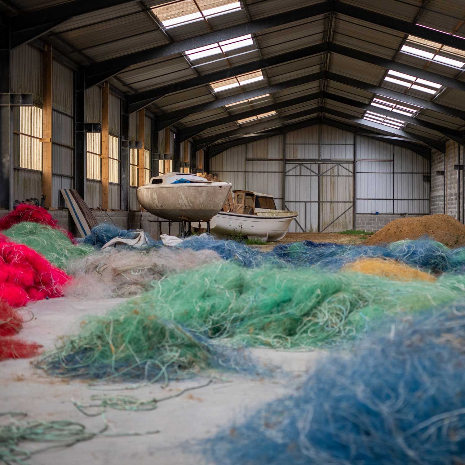 The thousands of tons of discarded fishing nets represent a severe pollution problem. Ulysse Nardin is one of the companies addressing it by collecting it from the oceans and giving them new life. Fil & Fab is a French company specializing in recovering these old, nasty nets and transforming them into polyamide pellets that can become reusable fabrics.