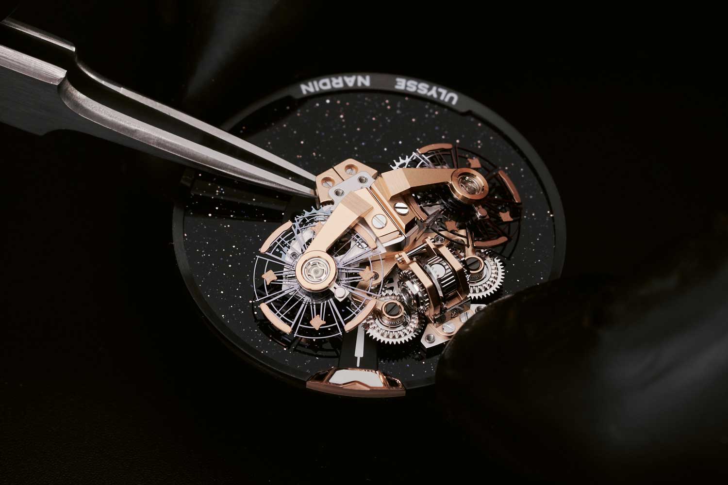 Assembled on two planes inclined at 20 degrees from each other, the two extra large balance wheels with inertia blocks are linked by a bridge in rose gold in the form of a rocket’s wing