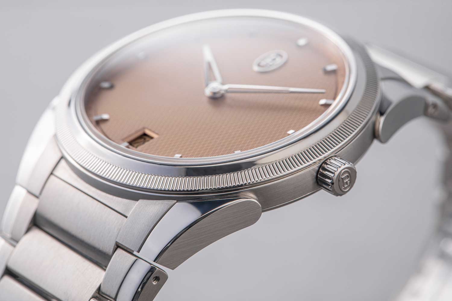From the micro-fluting on the platinum bezel to the contrast between the tapering polished sections that flow into the sublimely brushed bracelet, every detail of the Tonda PF is carefully thought out and beautifully executed