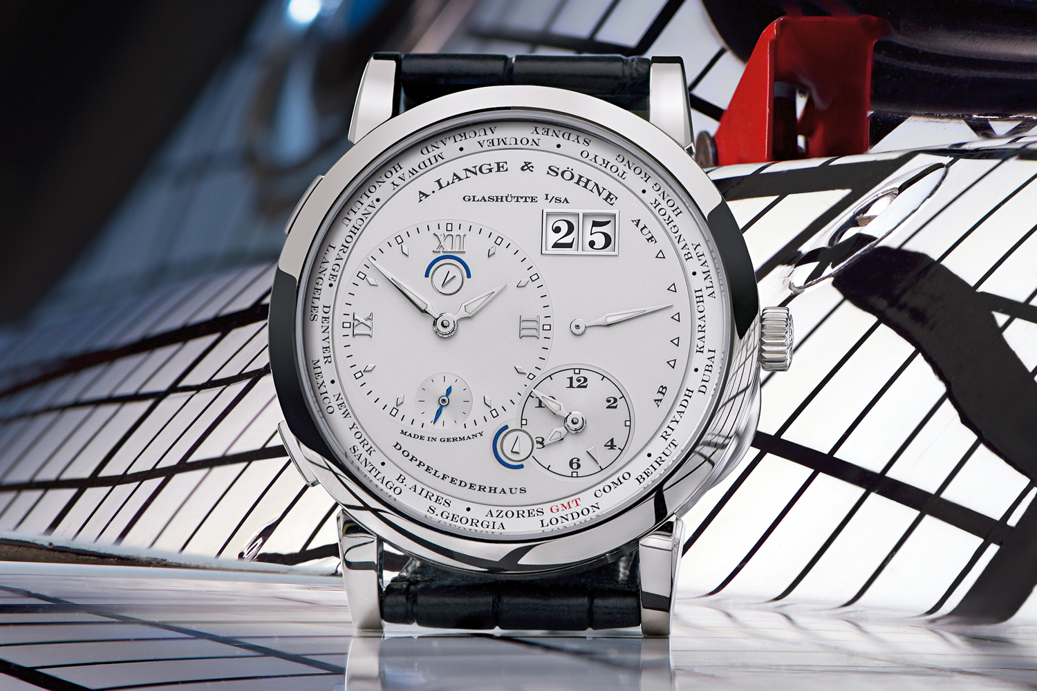Lange 1 Time Zone “Como Edition” (Ref 116.049) was awarded to the “Best of Show” winner at the Concorso d’Eleganza Villa d’Este since 2012 with the exception of last year due to pandemic. Each timepiece is one of a kind, with a unique case back inscribing the year of the event