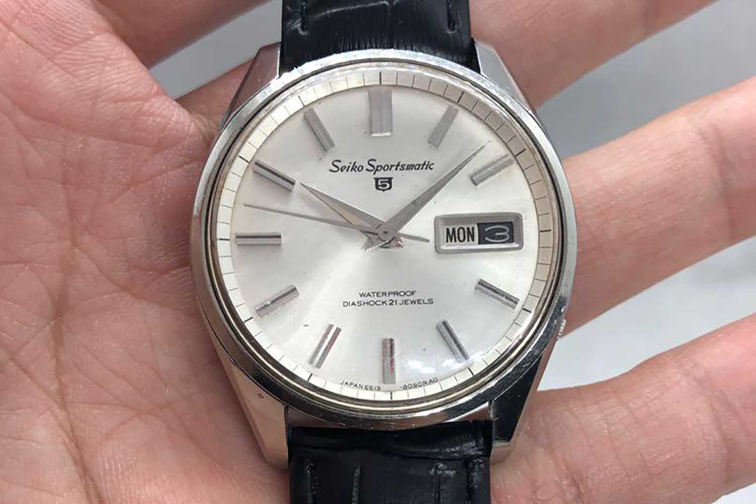 Seiko Sportsmatic 5 Vintage 1965 Silver 36mm Automatic (Image: Carousell)