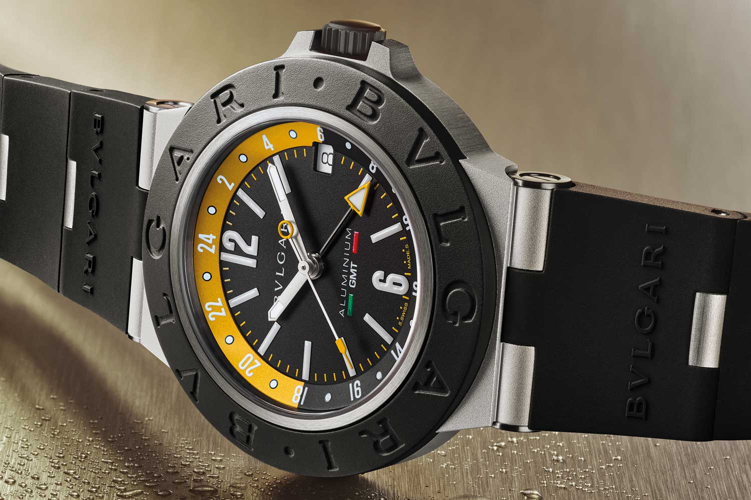 The fixed black rubber bezel featuring the iconic Bvlgari Bvlgari engraving