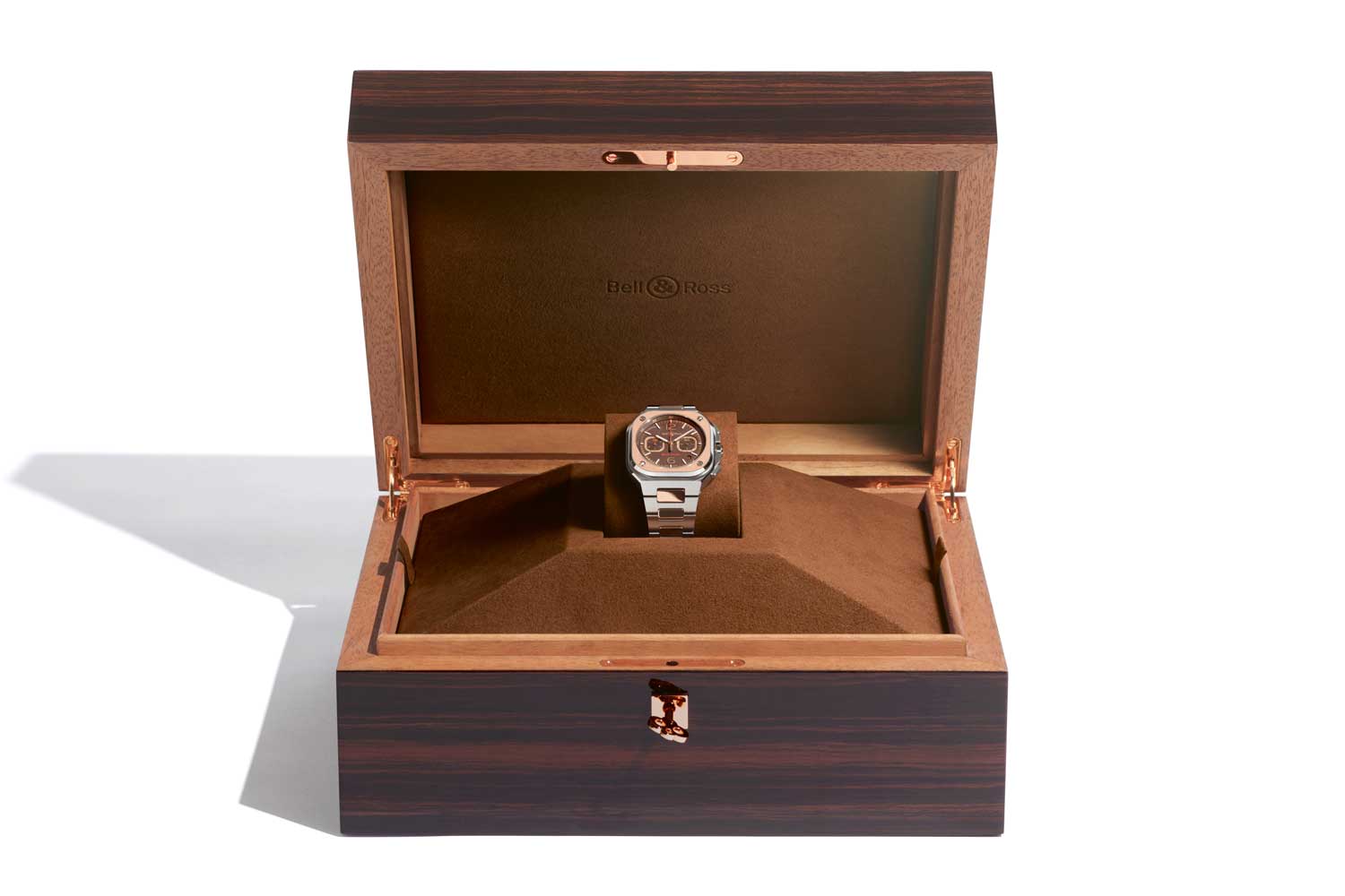 BR 05 Chrono Edición Limitada is delivered in a wooden box varnished in a rich ebony on the outside and cedar wood on the inside, which can be used as a functional humidor