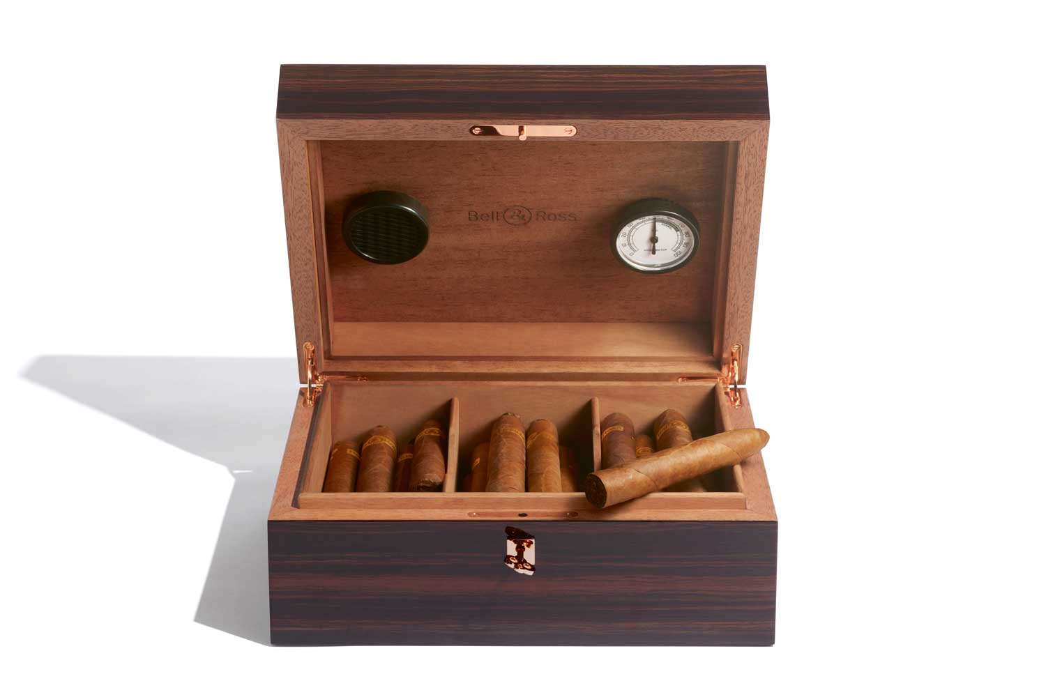 BR 05 Chrono Edición Limitada is delivered in a wooden box varnished in a rich ebony on the outside and cedar wood on the inside, which can be used as a functional humidor