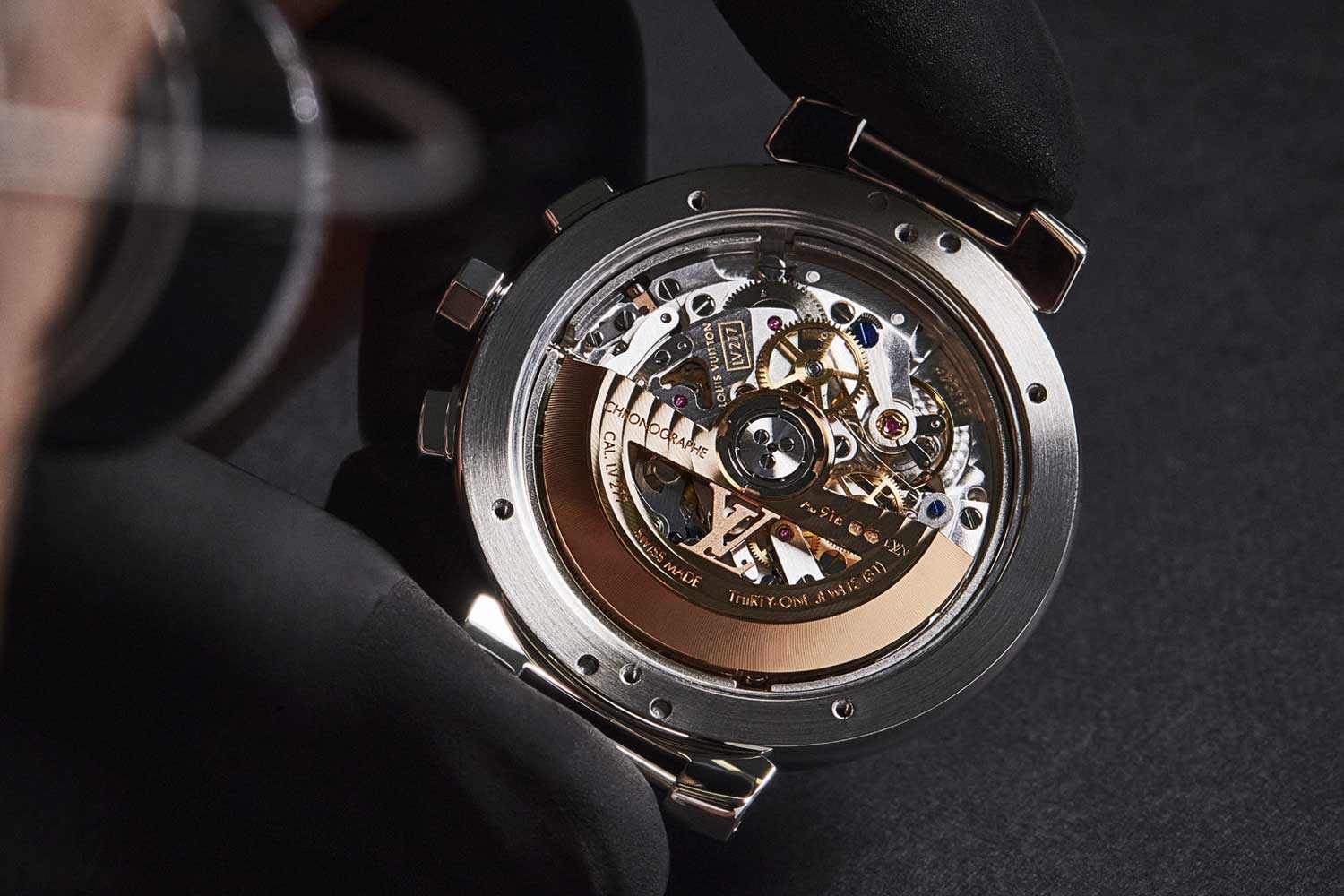 As a tribute to the first Tambour Chronograph in 2002, that was equipped with a COSC-certified automatic Zenith El Primero movement, inside the polished case is the La Fabrique du Temps’ LV277 high-frequency movement, developed from the famous Zenith El Primero automatic chronograph The caliber LV277 features a 22K pink gold oscillating weight