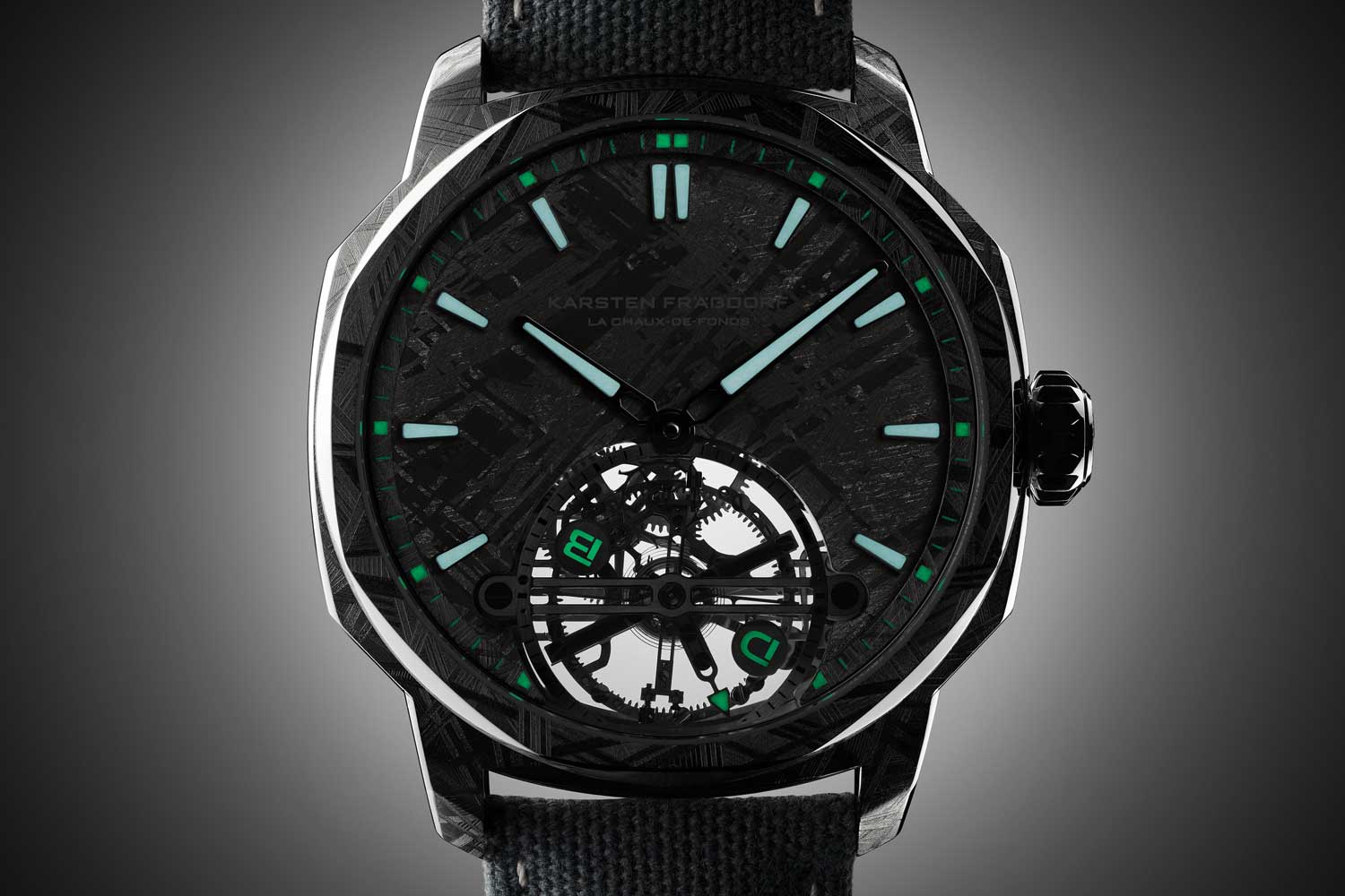 The luminous applications in the watch