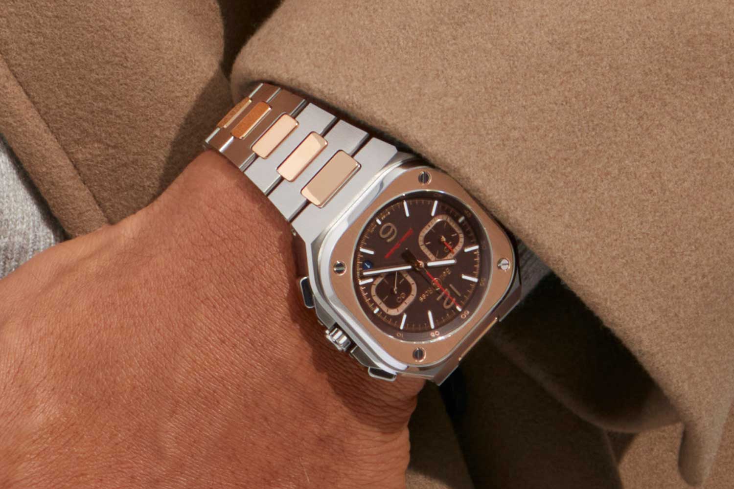 The bracelet is in 4N rose gold and steel, designed for a more integrated finish