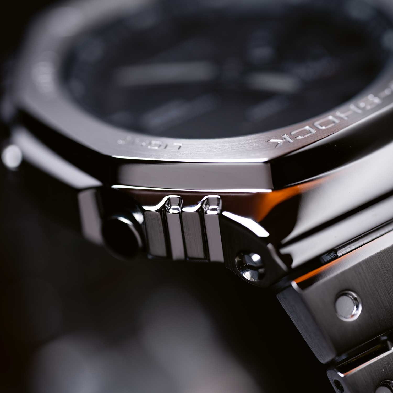Finely brushed and polished surfaces define the stainless steel case (Image: Peter Tung)