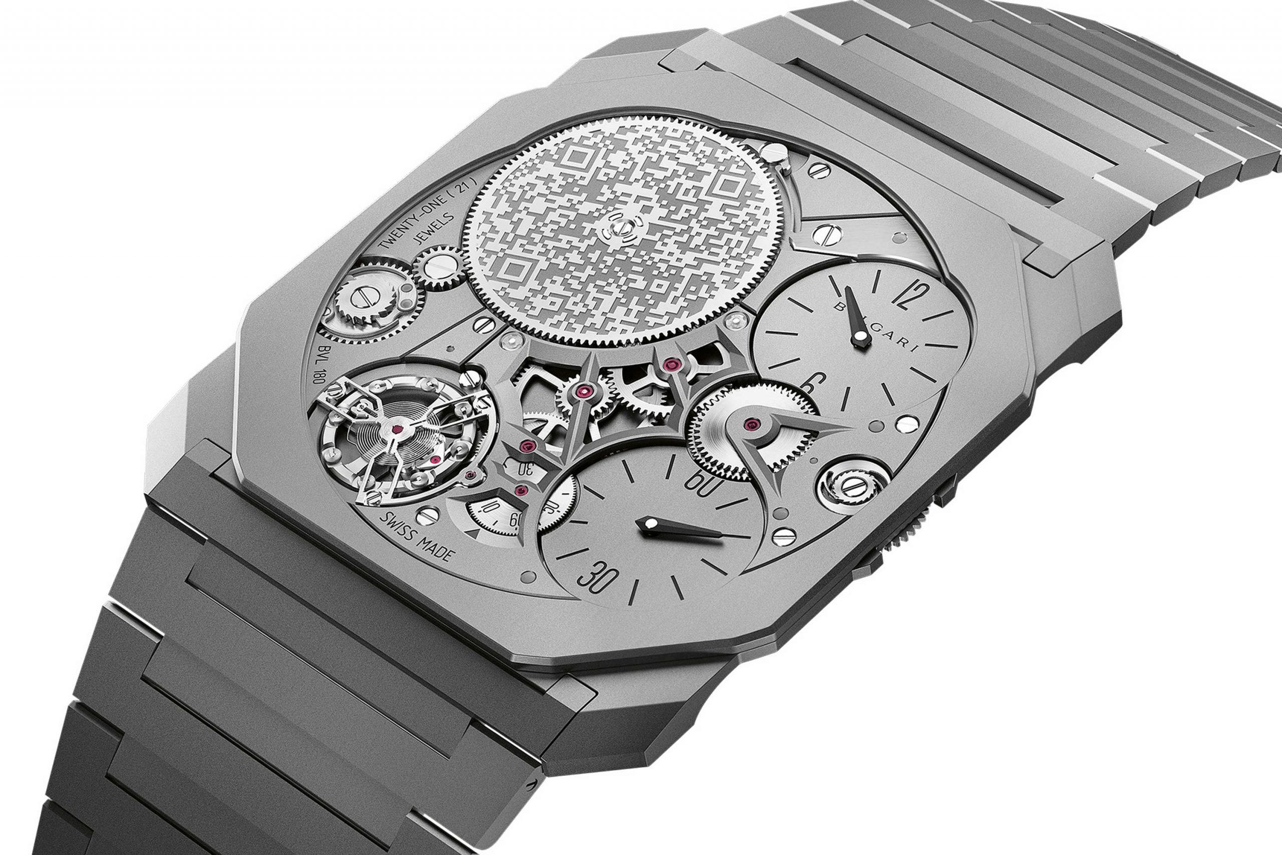 A dynamic contrast between the muscular presence from the front of the watch and its slim elegance from the side
