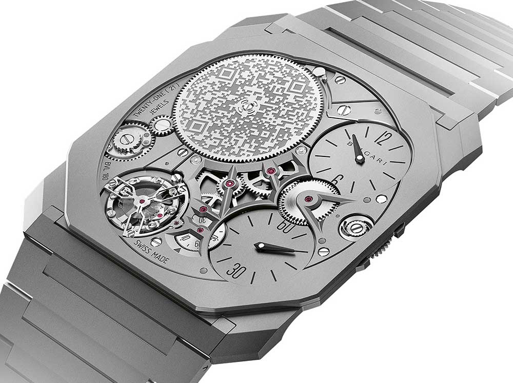 A dynamic contrast between the muscular presence from the front of the watch and its slim elegance from the side