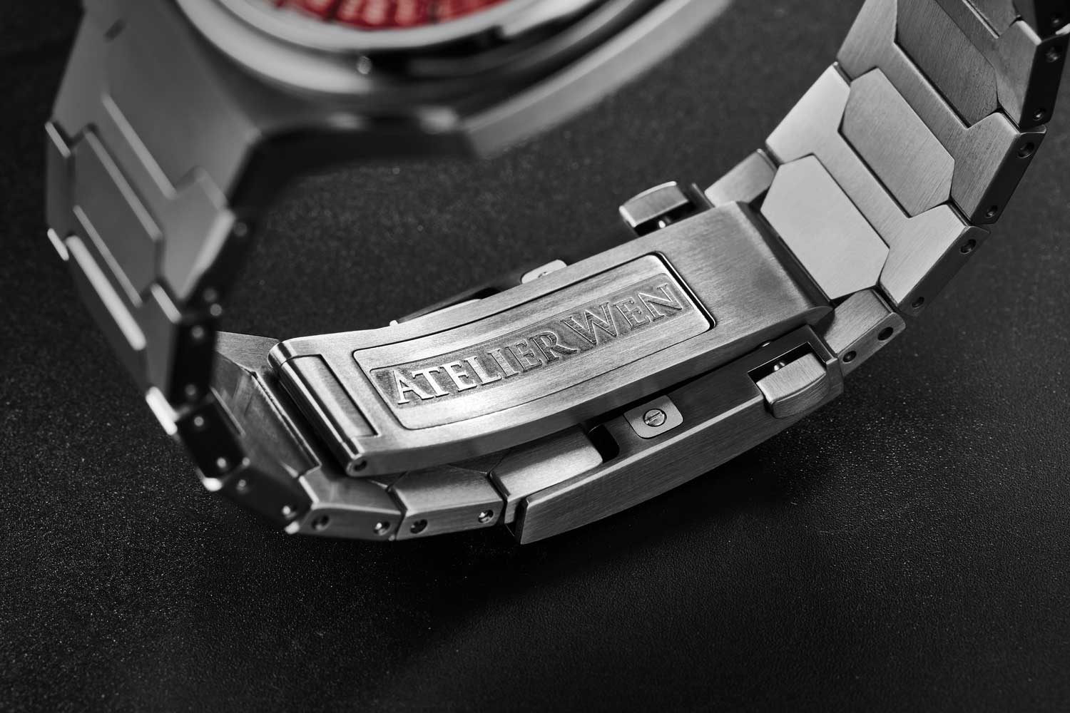 A grade 5 titanium case and integrated titanium bracelet, with quick micro-adjustment system