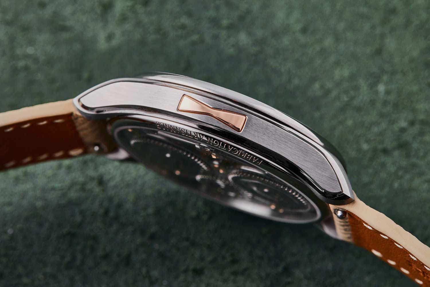 In a tribute to his carpenter father, a rose gold dovetail insert that resembles the joint his father often used in his carpentry work is embedded in the left side of the caseband