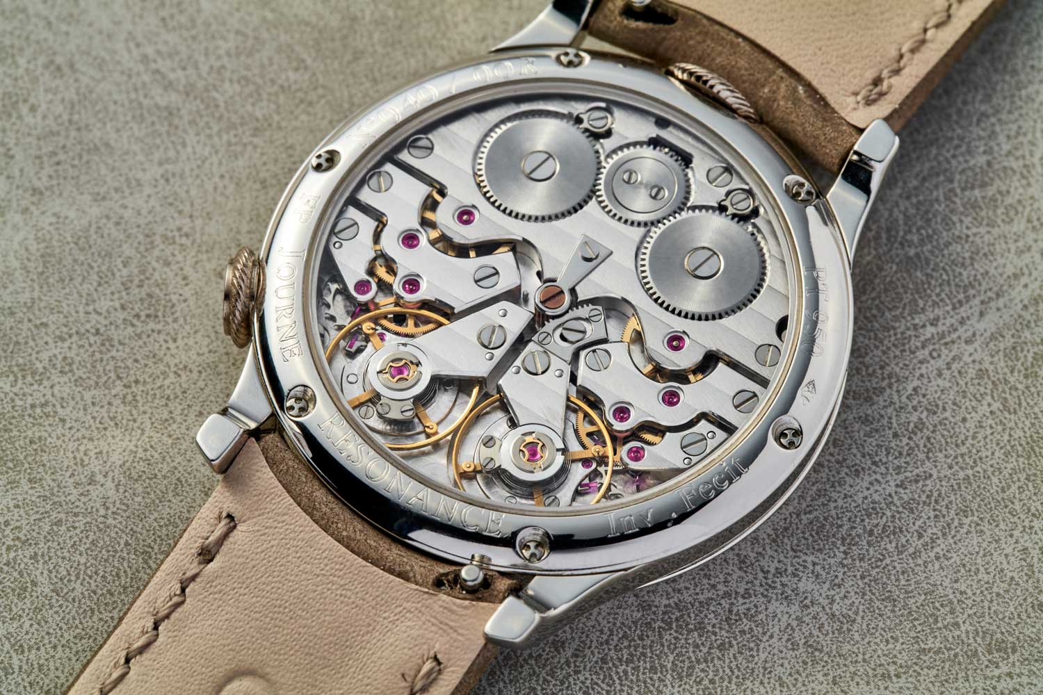 The case back bears the serial number 040/00R, with the suffix 00R indicating that it was produced in 2000 and its serial number 40 would make it only the 20th Chronomètre à Résonance watch made. The inscriptions on the case back are noticeably shallower as they were engraved by hand, as opposed to the deeper engravings applied by laser found on the Souscription series