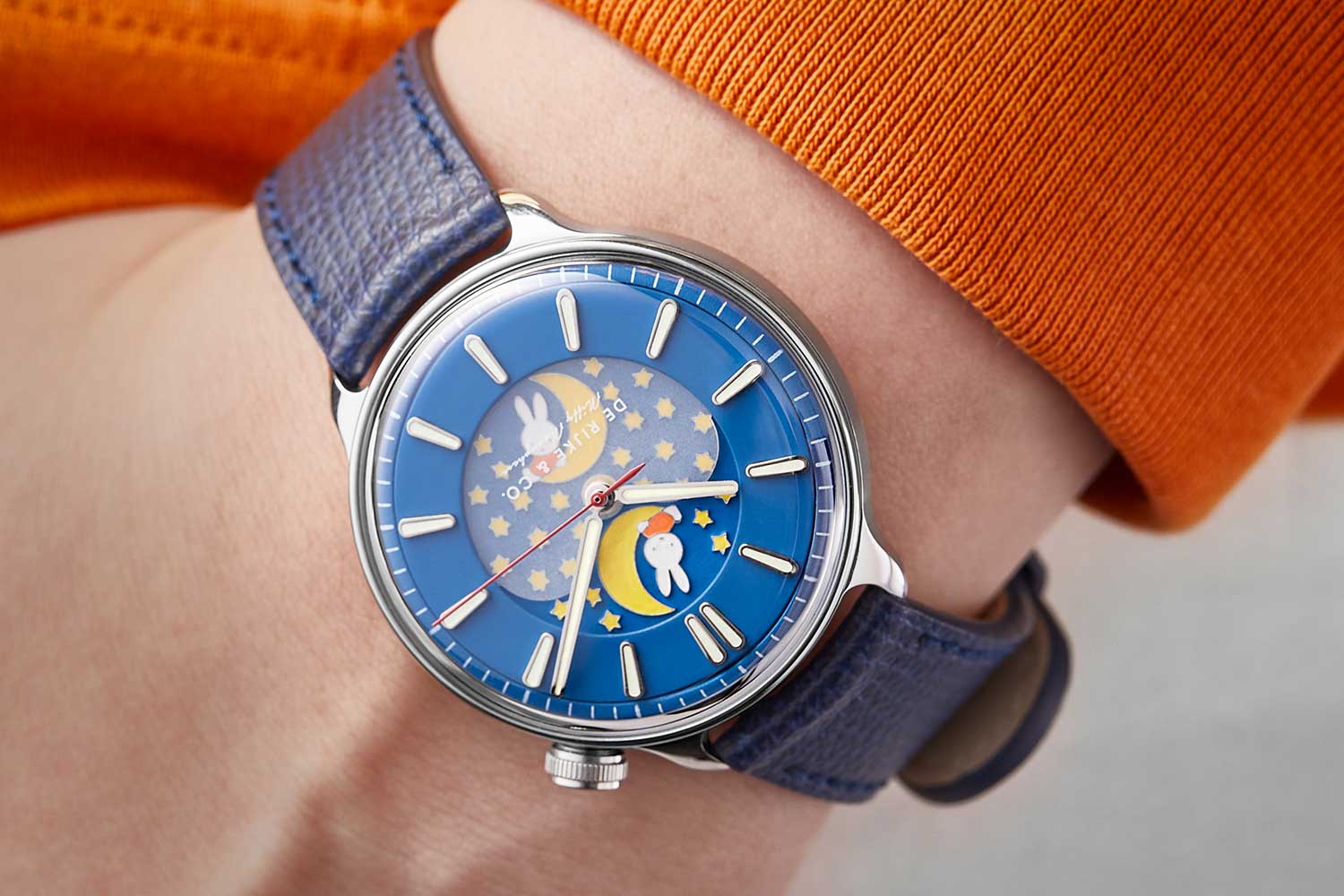 Harking to Miffy’s role as a bedtime story character for children, Miffy appears in the watch on a specially designed moonphase indicator.