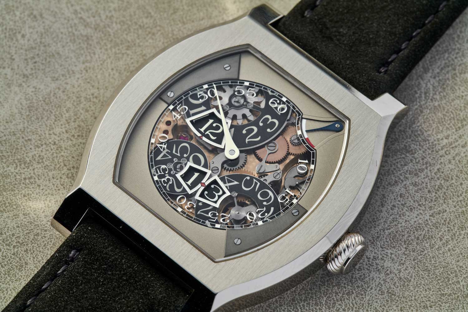 Even after six years since its introduction, the Vagabondage III remains the only watch on the market with a digital jumping seconds. The jumping seconds is driven by a gear train separate from the jumping hours and sweeping minutes. Along this gear train is a one-second remontoir that stores and releases a consistent amount of energy every second to power the jump.
