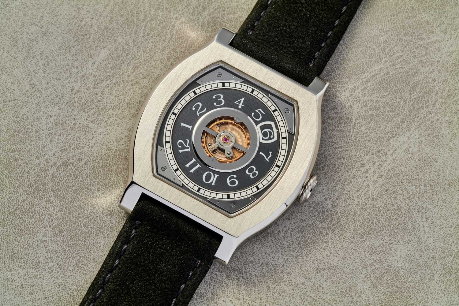 The first of the tortue-shaped, jumping-hour Vagabondage series, the Vagabondage I with a central balance wheel features an hour disk with an hour numeral encircled by a white aperture, printed on a transparent disk above. Both disks rotate in synch but at the turn of the hour, the aperture disk jumps to encircle the next hour.