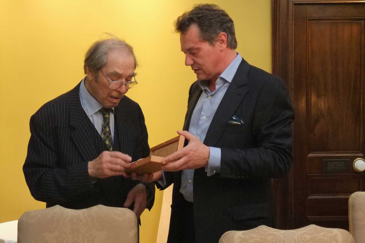 François-Paul Journe honouring his mentor George Daniels with a special Chronomètre Souverain during an intimate dinner organized by John and William Asprey in 2010