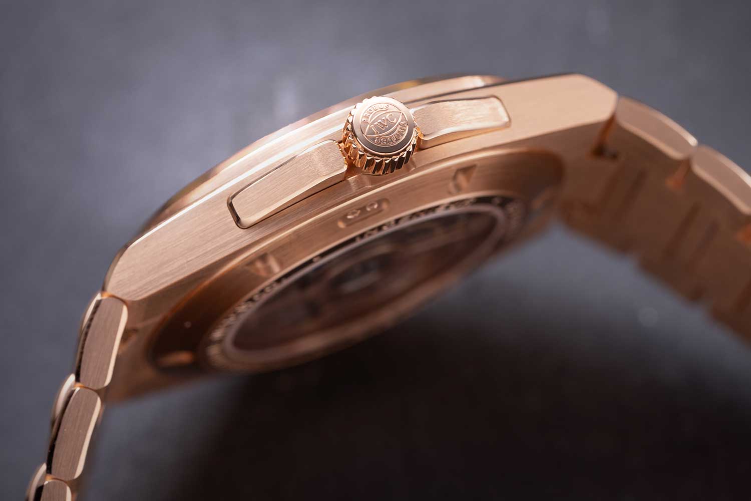 The integrated bracelet attaches to the case via its middle links, offering an excellent fit on the wrist. Image: Revolution ©