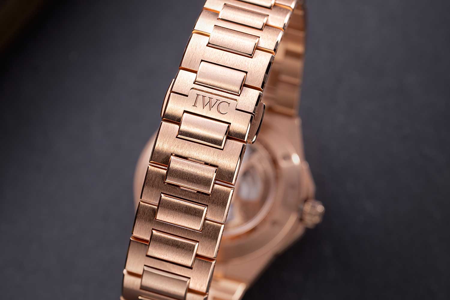 Both the H-links and centre links of the integrated bracelet are satin-finished. Image: Revolution ©