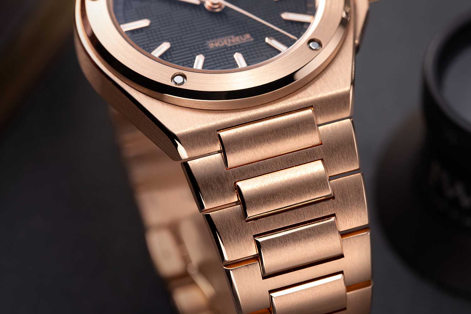 The bezel is satin-finished with its outer edges polished. Image: Revolution ©