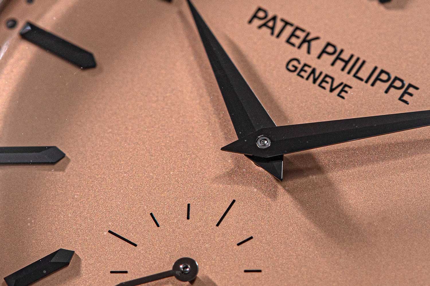 Faceted anthracite white gold "obus" hour markers and dauphine-style hands. Image: Revolution©