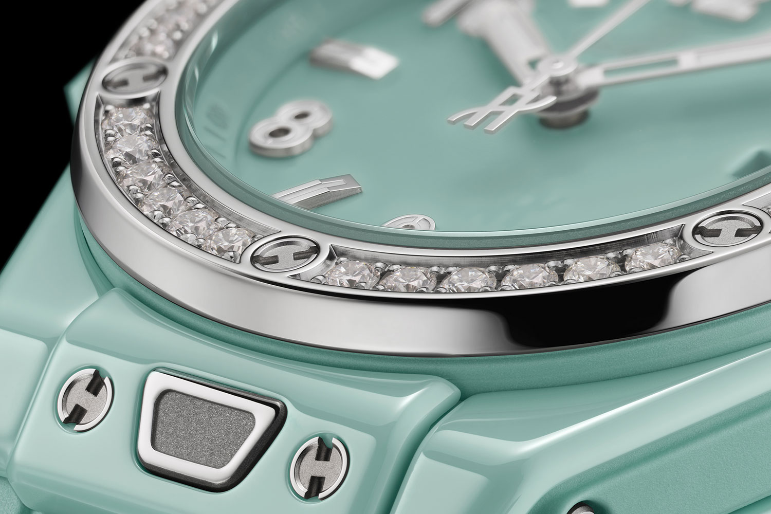 Both the Big Bang Unico 42mm and Big Bang One Click 33mm in the new ceramic colors are a seasonal creation that’s limited in time, available from Hublot boutiques andauthorized retailers