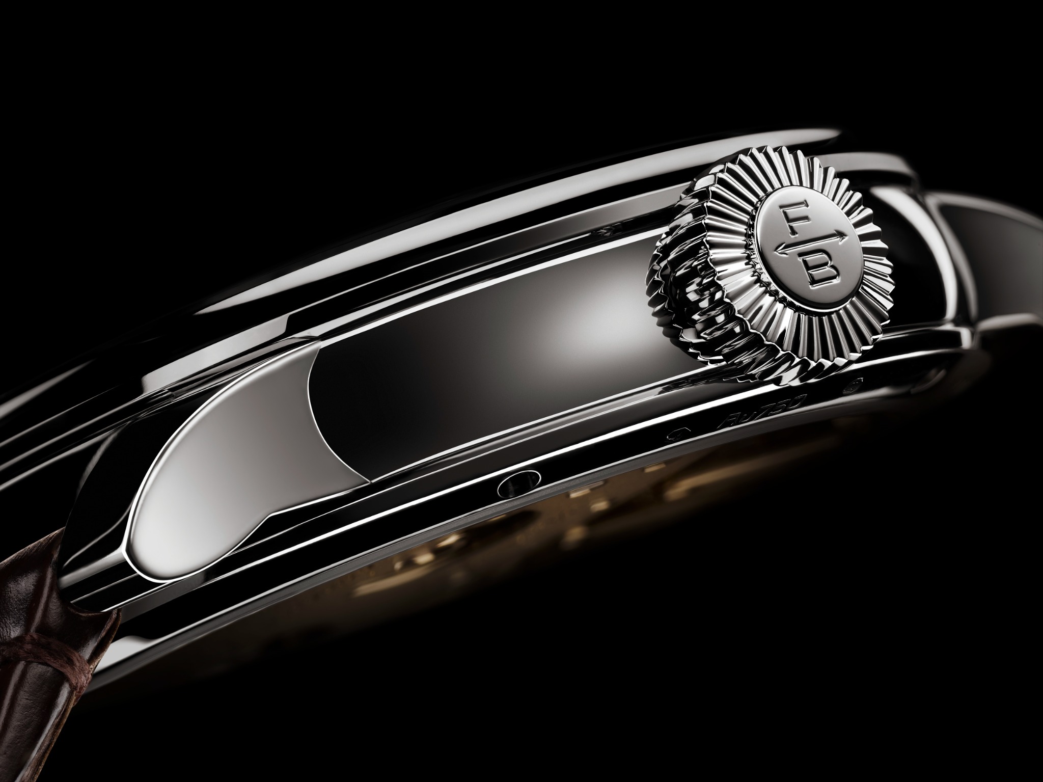 Polished case side and engraved crown of the Naissance d'une Montre 3