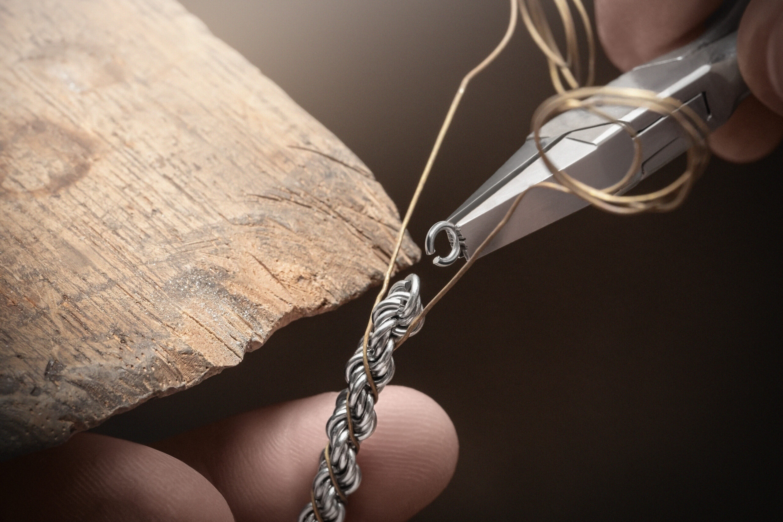 The handcrafted platinum chain reminds us that this work belongs to the heritage of pocket watches as a complete and independent masterpiece, celebrating the traditional craftsmanship that characterizes Audemars Piguet's fine watchmaking arts