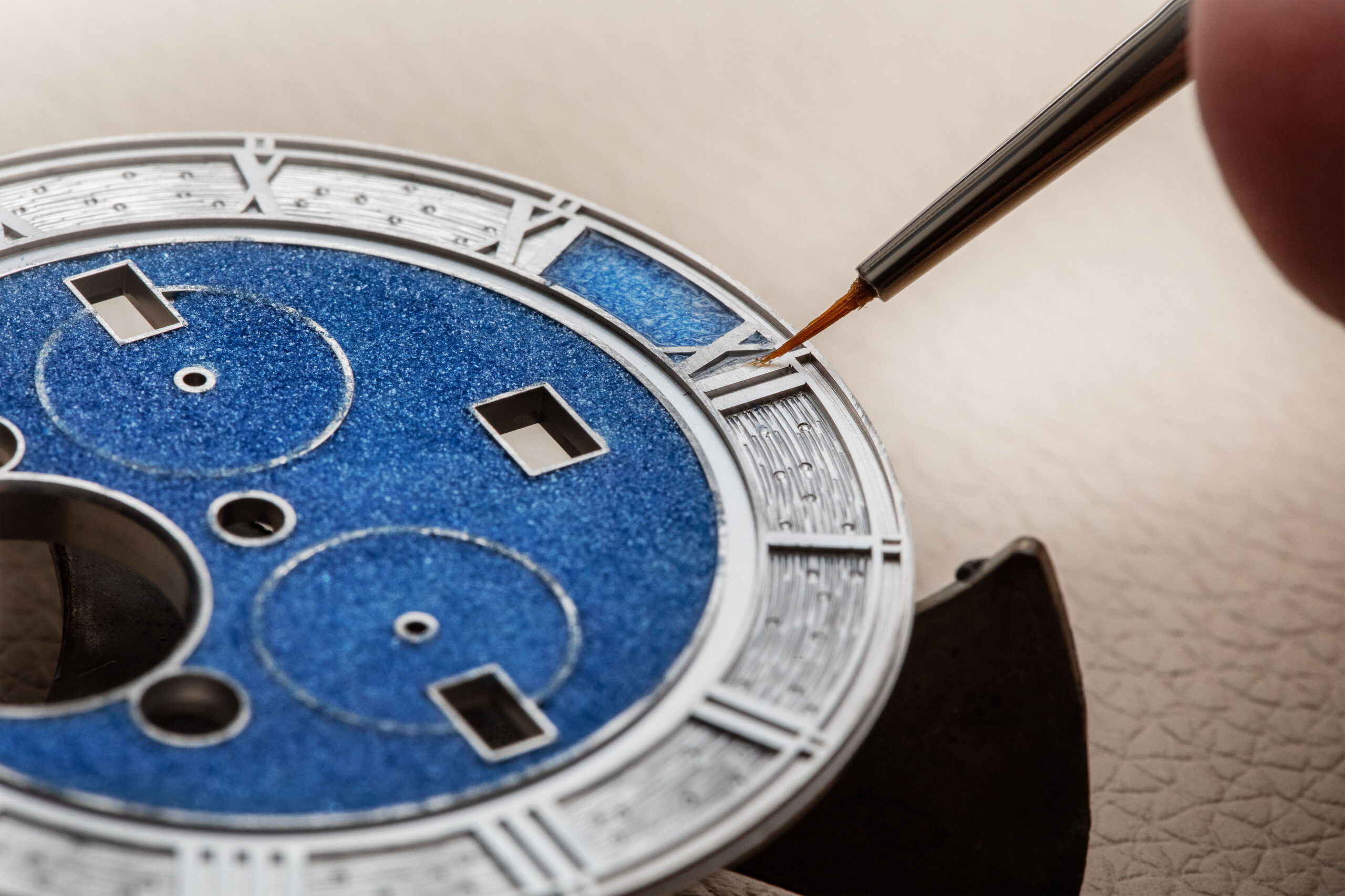 The dial is made of 18-karat white gold, and it embodies the finest artistic craftsmanship, adorned with a transparent blue Grand Fou thermal enamel coating and hand-engraved patterns