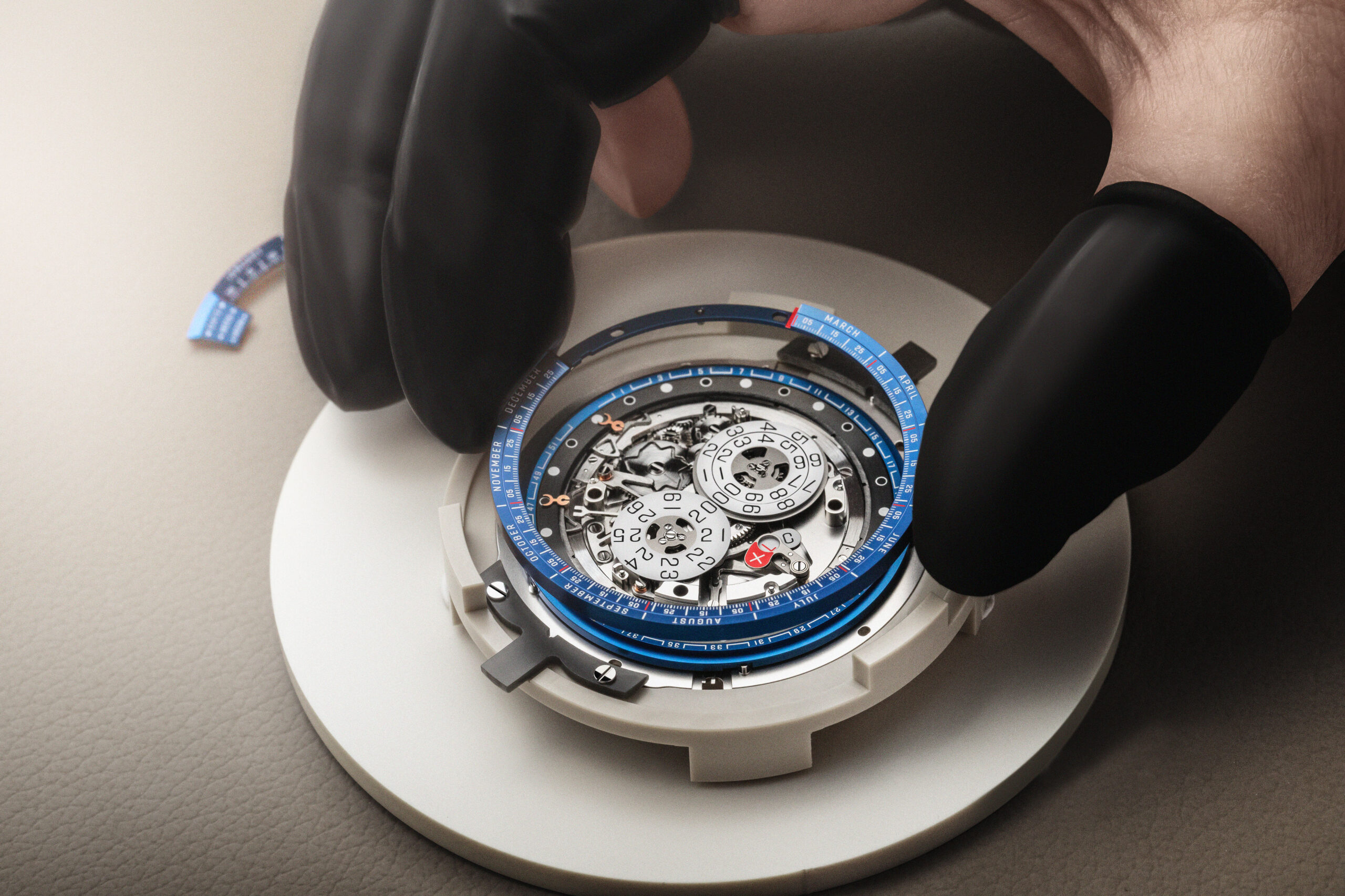 The world calendar dial combines solar, lunar, and lunisolar cycles into a single display. The outer ring indicates the months and the sequence of seasons, while the inner ring provides information on dates, weeks, moon phases, and cultural events.