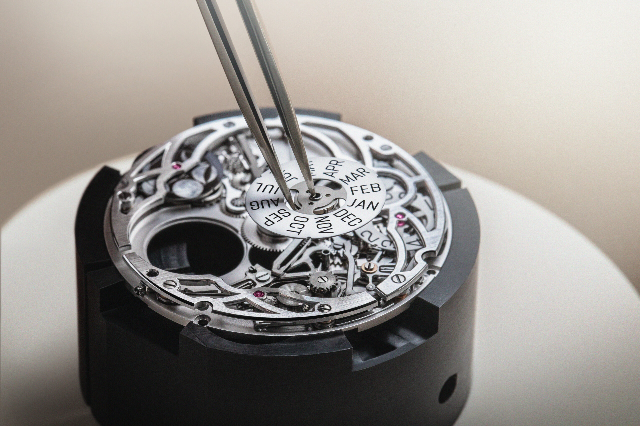 With the (Caliber 1150), Audemars Piguet based its fundamental structure on the (Caliber 1000) caliber, reimagining and adapting it specifically for a pocket watch.