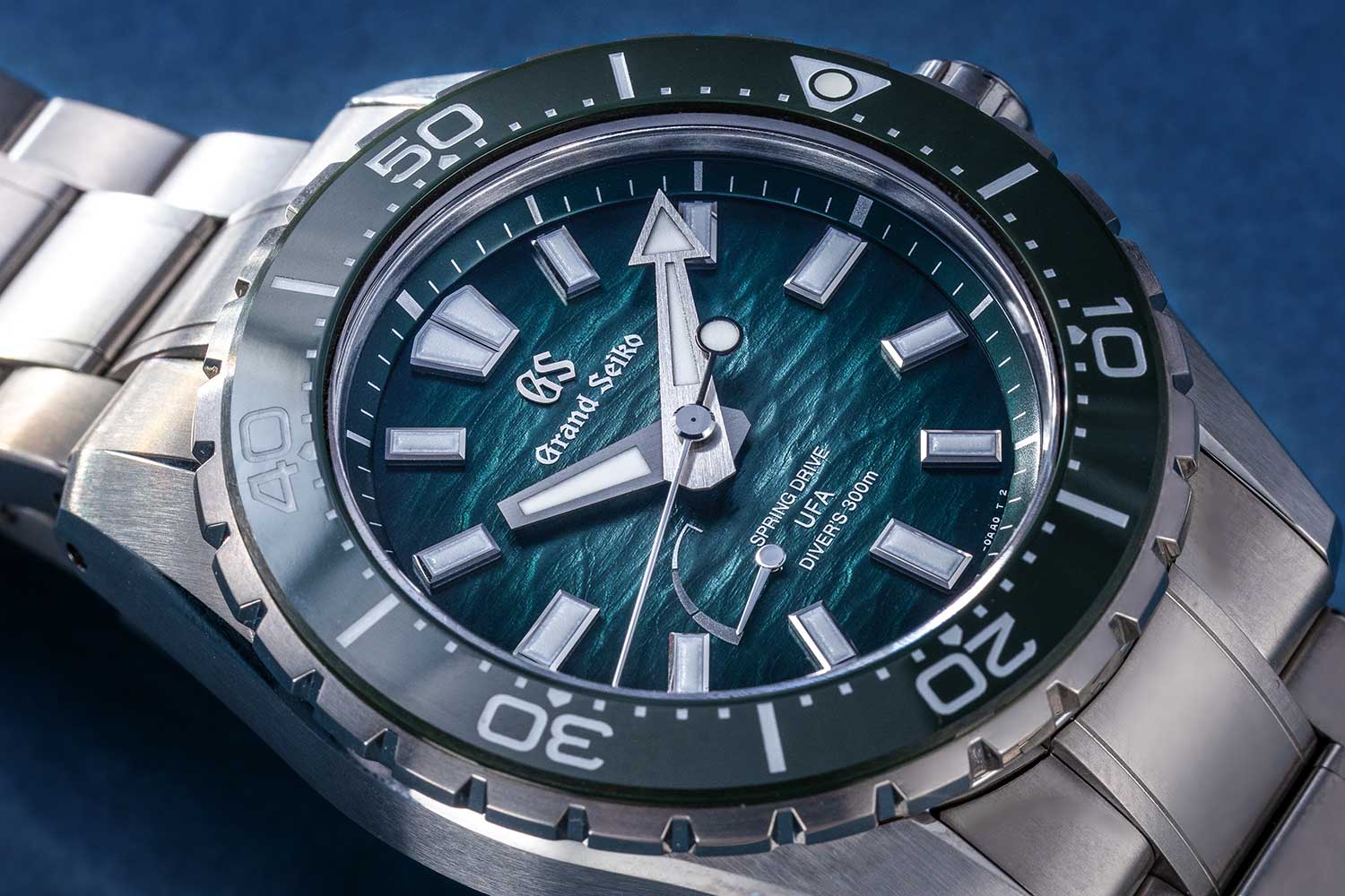 The green dial iteration of the Spring Drive U.F.A. Ushio 300 Diver features an Optical Multilayer Coating in addition to a gradation lacquer finishing (©Revolution)