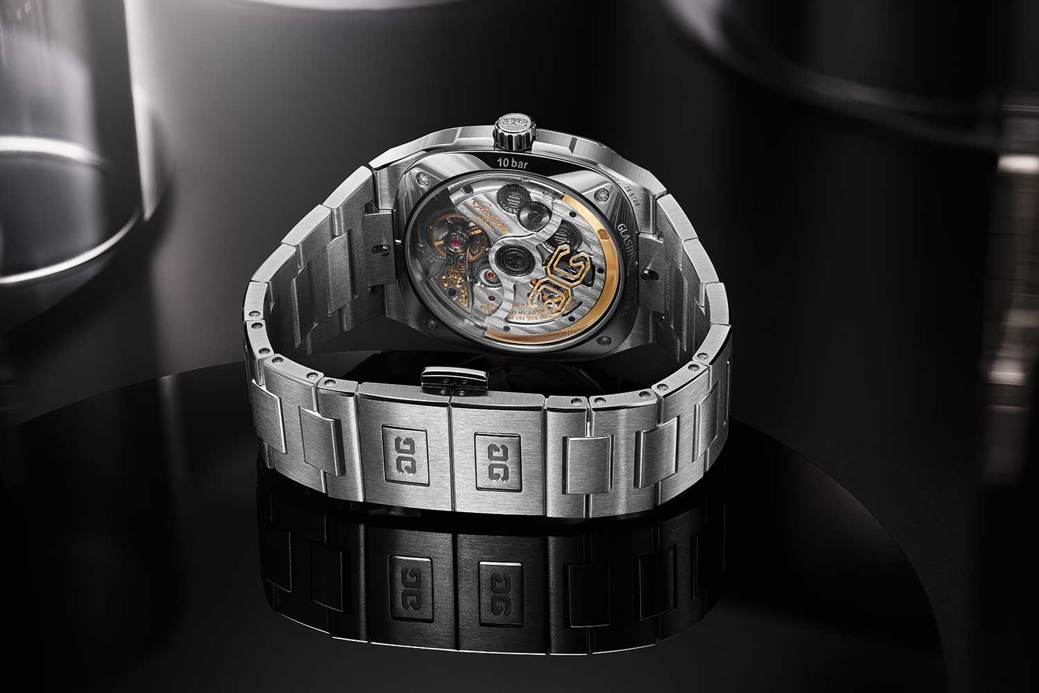 The newly designed bracelet of the Glashütte Original 70s (©Revolution / Photography René Gaens)