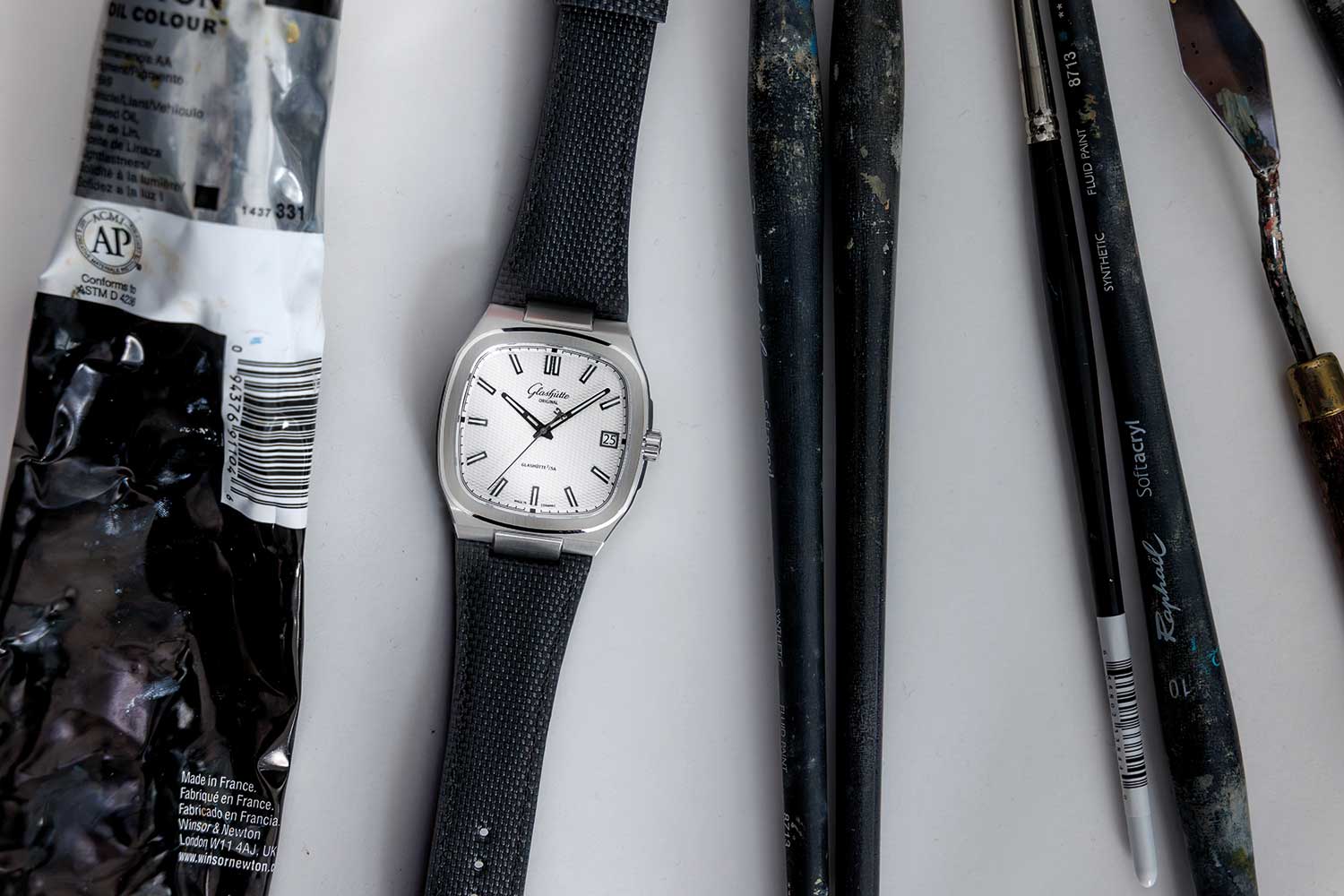 The Glashütte Original 70s “Stereo Panel” with silver Hexagrid dial and embossed rubber strap (©Revolution / Photography René Gaens)